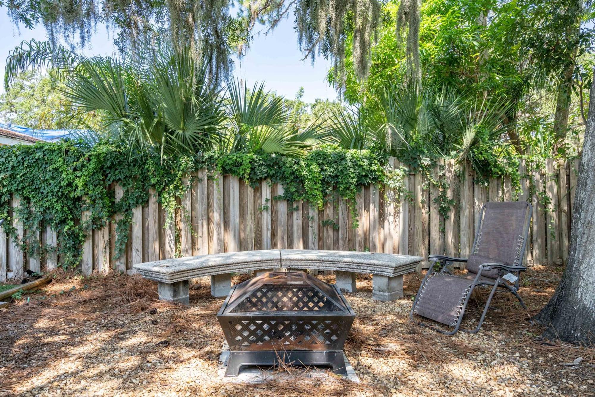 2bed 1bath Minutes To Downtown, Beaches, Restaurants, Theaters And Apartment