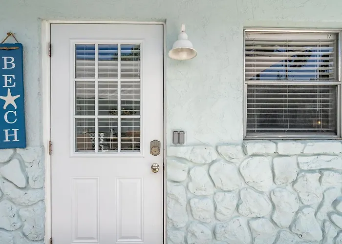 2Bed 1Bath Suite Minutes To Downtown, Beaches, Restaurants, Theaters And More