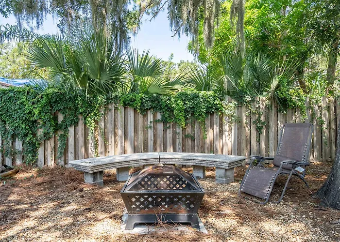 2Bed 1Bath Suite Minutes To Downtown, Beaches, Restaurants, Theaters And More