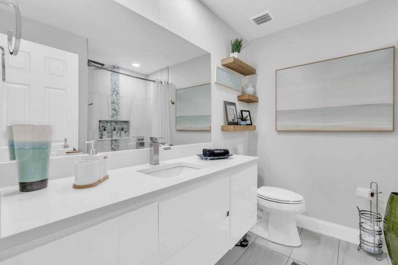 Apartment 2bed 1bath Minutes To Downtown, Beaches, Restaurants, Theaters And