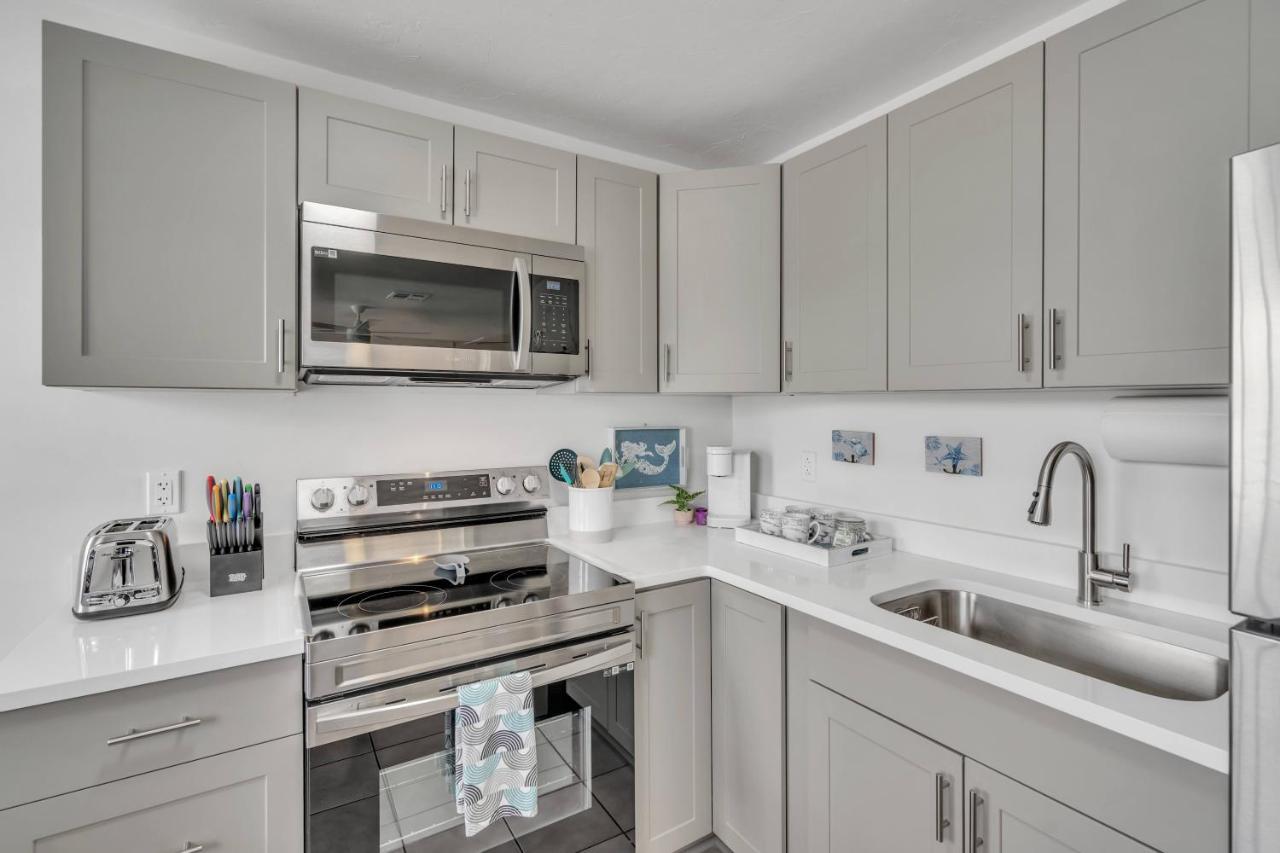 Apartment 2bed 1bath Minutes To Downtown, Beaches, Restaurants, Theaters And *